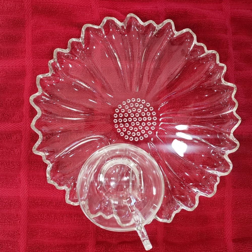 Set Of 4 Vintage Clear Glass Flower Luncheon Plates and Cups